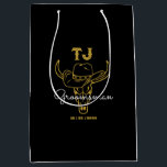 Land Cowboy Personlig Marskalkars Monogram<br><div class="desc">Personliger för marskalkar med gammalt westernt cowboytema. Dekorerad med cowboyhatt med vintagens westerna typsnitt. Text och bakgrund färg kan redigeras med hjälp av Design Verktyg för att passa tillfälle. Skaffa den här anpassade presenten för bröllop,  reklamfest,  förlovningsfest eller andra specialtillfällen.</div>