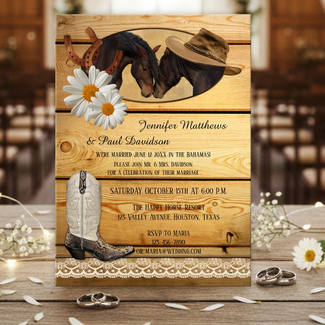 Land Flytta eller Bröllopsfest Efter Bröllopet Inb Inbjudningar (Post wedding party invitation featuring two horses on rustic wood with horseshoes and cowboy boot)