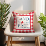 Land i det fria Röda patriotiska Amerika Kudde<br><div class="desc">Fyrkantiska patriotiska kuddar har "Ledig mark"-typografi med stjärnaccent och röd gingham plaid gräns mönster. Röd,  vit och marinblå färg.</div>
