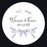Land Lavender Wedding Stickers Runt Klistermärke<br><div class="desc">Land Lavender Bröllop Sticker. Designad med lila handmålade lavender-blommor med stilisering av vattenfärgstyp. Detta är ett utkast från land stil för vår, sommar och utomhus bröllop. Anpassa den här designen med bröllop-datum och brid och triomens namn. Bakgrunden färg är vit, men du kan välja en fyllning färg efter eget val....</div>