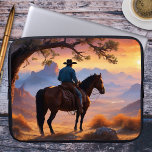 Land och Westerna Cowboy Horse Laptop sleeve<br><div class="desc">Laptop sleeve med en målning av en cowboy på hästen som förbiser ett vackert landskap vid solnedgången. Snygg för alla som kärlek Mid Väster och cowboys.</div>