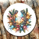 Land och Westerna julen av Rustic Horseshoe Runt Klistermärke<br><div class="desc">Kyla julklistermärken för att försegla kuvert eller för säckar. En vattenfärgad illustration av en rustisk land och western hästskon som dekoreras i julafton ljus och gräs grenar.</div>