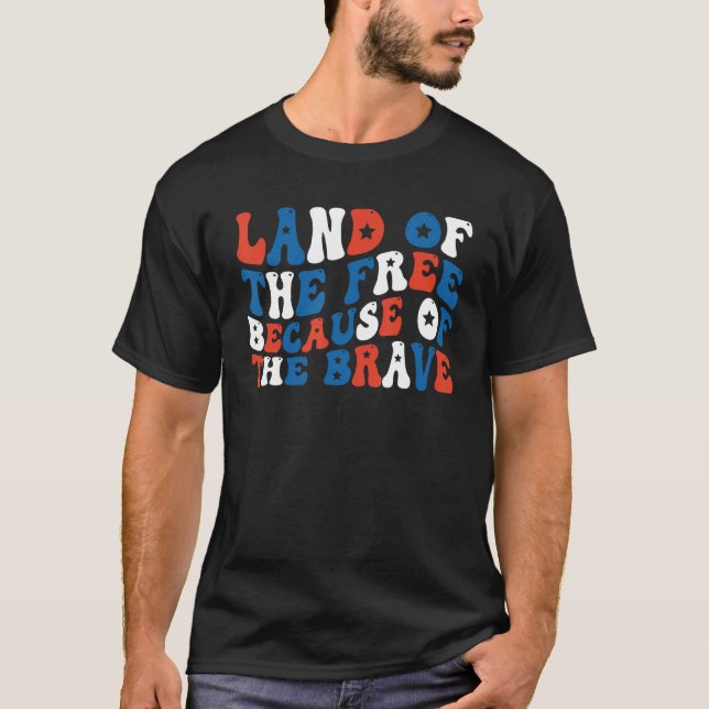 Land Of The Free Because Of The Brave 4th Of July  T Shirt (Framsida)