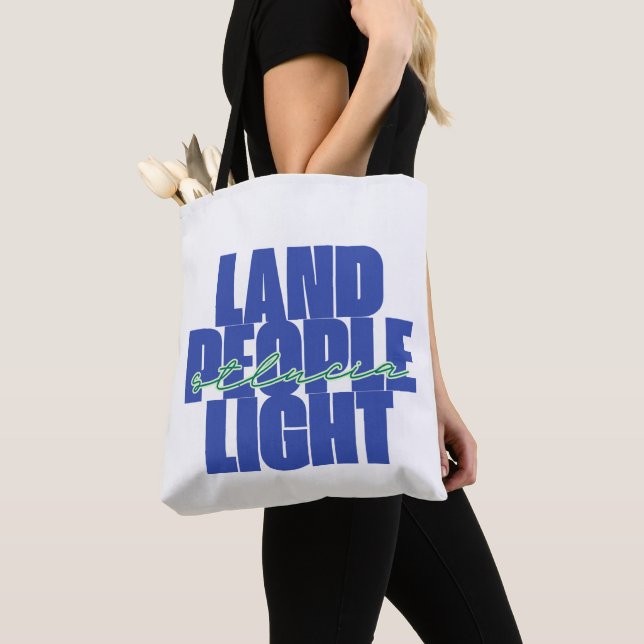 Land People Light | St Lucia Blue och Grönt Text Tygkasse (Närbild)