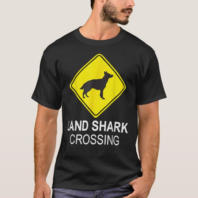 Land Shark Crossing Funny German Shepherd T Shirt (Framsida)