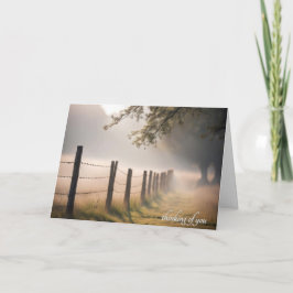 Land-stängslet på morgonen Mist Kort