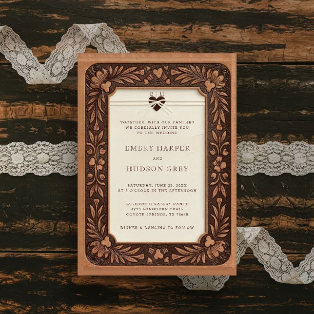 Land Toolade läder Westerna sötningsmedel Bröllop Inbjudningar (rustic country wedding invitation western cowboy tooled leather sweethearts elegant barn ranch)