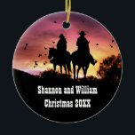 Land Western Cowboy och Cowgirl Romantic Julgransprydnad Keramik<br><div class="desc">Byt ut det här prydnadsämnet till vilken namn och vilket datum som helst och gör en mycket trevlig anpassningsbar romantisk land western prydnad.  En cowgirl och cowboyrid ut i solnedgången med fåglar.  Personaliseringen kommer att göra detta till en nyckelfråga!</div>