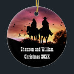 Land Western Cowboy och Cowgirl Romantic Julgransprydnad Keramik<br><div class="desc">Byt ut det här prydnadsämnet till vilken namn och vilket datum som helst och gör en mycket trevlig anpassningsbar romantisk land western prydnad.  En cowgirl och cowboyrid ut i solnedgången med fåglar.  Personaliseringen kommer att göra detta till en nyckelfråga!</div>