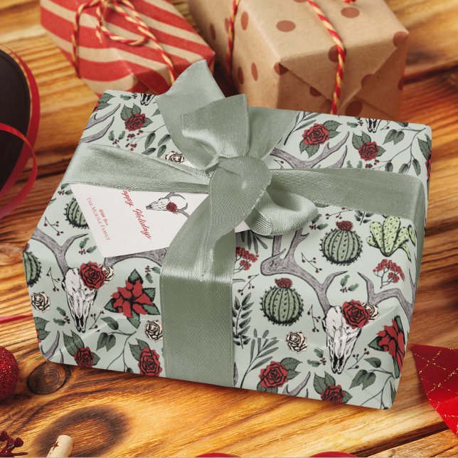 Land Western julafton Blommigt Reindeer Skull Presentpapper (Beautiful Country Western Bull Skull Reindeer Skull, Red Roses, Cactus, & Winter Berries on Sage.)