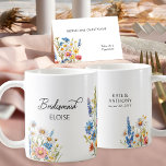 Land Wildblomma Bridesmaid Bröllop Gift Kaffemugg<br><div class="desc">Land-blommans bröllop-gåva mugg till dina brudtärnor, med färgfulla buketter av blommor av vild i blad av rosa, gult, blått och vitt. Rustiska blommor, elegant- och flerårspalett i färg kombineras, vilket utesluter slumpartad charm. Färg har en söt blommigt i utformningen av denna som kompletterar bröllop-inställningarna från land gods till informella trädgårdar...</div>