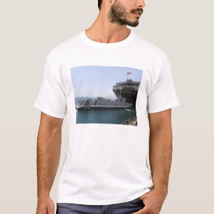 Landa nytto- flytta för hantverk in i placera tee shirt