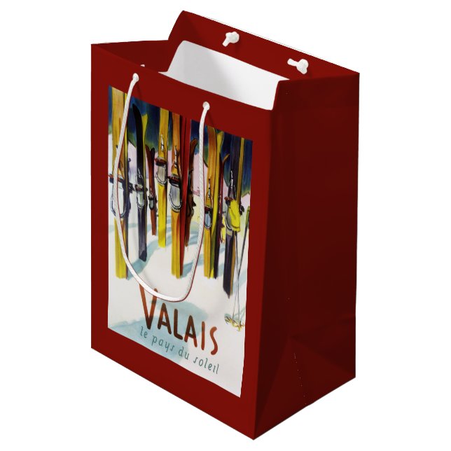 Landet av solskenet - skidar anseende i snö (Framsidan Vinklad)