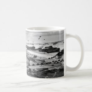 Landningfrakter som Ashore sätter last på den Kaffemugg