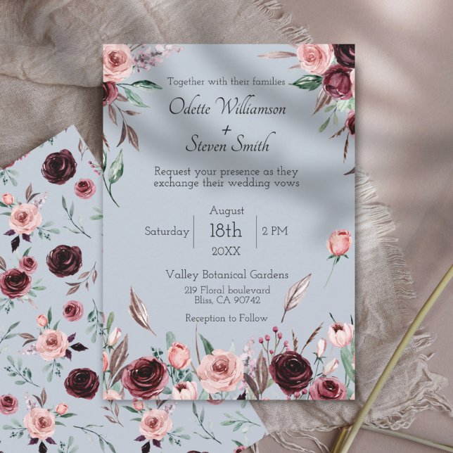 Landsbygd Dusty Blue och Burgundy Blommor Bröllop Inbjudningar (A rustic dusty blue wedding invitation with burgundy and blush pink watercolor flowers )