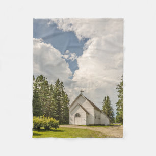 Landsbygdens vita kyrka med Kor och Fantastisk mol Fleecefilt