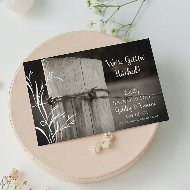 Landsbygdsstängslet efter Land Farm Bröllop Spara Datumet (Skapare uppladdad)