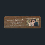 Landsbyggsbröllop av träbrid och groom returadress etikett<br><div class="desc">Rustik träbrud och groomfotot landsbyggsbröllop.returetiketter. Lägg till charm till ditt bröllop-porto. Du kan enkelt ändra namn och text.</div>