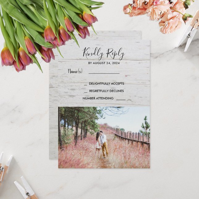 Landsbyggsbröllop för fotoOSA av elegant av rundvi Inbjudningar (Rustic wood elegant photo RSVP country Wedding Invitation.)