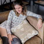 Landsbyggsbröllopet Burlap och Snöre Rustic Kudde<br><div class="desc">Tittar du perfektens utformning av det sterila landsbyggsbröllopet? Titta bara på pajas och snöre! Blocket och snöre har ett känsligt vitt snöre-paret med naturlig brännpunkt, som skapar ett charmigt, strålande utseende som är perfekt för vilket landsbyggsbröllop som helst. Blommigten snöre tillför en aning elegans, medan sprickan ger en rustik känsla....</div>