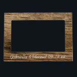 Landsbyggsbröllopet Faux Rustic Barn Wood Magnetisk Ram<br><div class="desc">Håll ett bild från giftermål eller förlovning på fileringsskåpet i kylskåpet eller metall med den rustiska personligen Faux Barn Wood Landsbyggsbröllop Bild Ram. Det ger en underbar personlig till nygifta, gifta pars föräldrar eller brudtärna. Den här avslappnad anpassningsbar-ranch stil bröllop magneter bild-ram har ett exakt foto av brunt, frilevande laduvirke....</div>