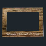 Landsbyggsbröllopet Faux Rustic Barn Wood Magnetisk Ram<br><div class="desc">Håll ett bild från giftermål eller förlovning på fileringsskåpet i kylskåpet eller metall med den rustiska personligen Faux Barn Wood Landsbyggsbröllop Bild Ram. Det ger en underbar personlig till nygifta, gifta pars föräldrar eller brudtärna. Den här avslappnad anpassningsbar-ranch stil bröllop magneter bild-ram har ett exakt foto av brunt, frilevande laduvirke....</div>