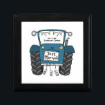 Landsbyggsbröllopet personlig Blue Tractor Minnesask<br><div class="desc">En gåva från traktorgården bröllop som kan vara personlig. Om du vill ändra storlek eller teckensnitt klickar du på redigeringsknappen för att anpassa ytterligare. Tappningen i traktorn är i en fin kräm och vit.</div>