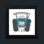 Landsbyggsbröllopet personlig Blue Tractor Minnesask<br><div class="desc">En gåva från traktorgården bröllop som kan vara personlig. Om du vill ändra storlek eller teckensnitt klickar du på redigeringsknappen för att anpassa ytterligare. Tappningen i traktorn är i en fin kräm och vit.</div>