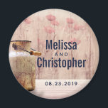 Landsbyggsbröllopet Rustic Mjölk kan datum Magnet<br><div class="desc">Bröllop högtidlighållande / spara datum magneter med er personlig namn och bröllop. Designad med ett land-tema. Ett gammalt rostigt mjölk kan med vete och rödblommor i bakgrunden mot en svag träpanel.</div>
