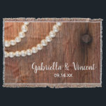 Landsbyggsbröllopet Rustic Pearls och Barn Wood Mysfilt<br><div class="desc">Anpassa den charmerande Rustic Pearls och Barn Wood Throw med namnen av bruden och brudgummen och datum för att skapa en keepsaksgåva för en förlovning, möhippa eller giftermål. Den här avslappnaden, som ändå har en western ranchtema i klassens anpassningsbar, har ett fyrfärgat foto av ett vitt pärlhalsband med brunt, fridlyst...</div>
