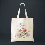 Landsbyggsbröllopet Wildblomma Rustic Chic Blommig Tygkasse<br><div class="desc">Fira din kärlek-artikel med den här eleganten blommigt brid till väskan med en charmerande vattenfärgsblomma i vilden och ett modernt kalligrafi-skript. Perfekt för ett trädgårdsbröllop, utomhusceremoni eller rustik boho firande, den här designen blandar den viskfulla blommigten inslag med tidlös elegans. Perfekt för sommar eller vår bröllop, gör den pulserande botaniska...</div>