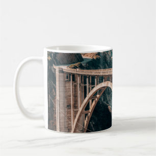 LANDSCAPE-FOTOGRAFI AV GRÅTT KONCRETE BRIDGE KAFFEMUGG