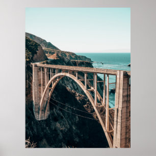 LANDSCAPE-FOTOGRAFI AV GRÅTT KONCRETE BRIDGE POSTER