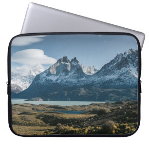 LANDSCAPE-FOTOGRAFI AV SVART OCH VITMOUNTAIN LAPTOP FODRAL