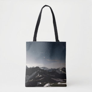 LANDSCAPE-FOTOGRAFI AV SVART OCH VITMOUNTAIN TYGKASSE