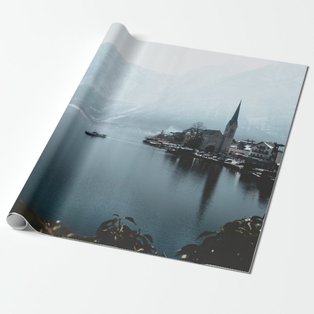 LANDSCAPE PHOTO OF BODY OF VATTEN NÄRA MOUNTAIN PRESENTPAPPER (Utrullad)