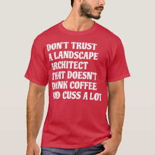Landskapsarkitekt som dricker kaffe orsakar en hel t shirt