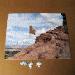 Landskapsfoto för Nord-fönsterbåge, Utah-öknen Pussel<br><div class="desc">Denna syn på och genom North Window-bågen togs i Arches National Park nära Moab, Utah. Sten som utgör den nedre högerna av bågarna fyller nästan halva ram på diagonalen. Vita puffa moln dominerar till lämnat blå himmel som fyller upp den övre delen av fotot. En remsa med ökenborstpensel och avlägsna...</div>