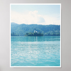 Landskapsfoto i sjö, omgiven av Slovenien Poster
