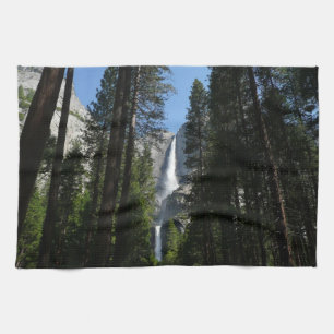Landskapsfotografi av Yosemite Falls och skog Kökshandduk