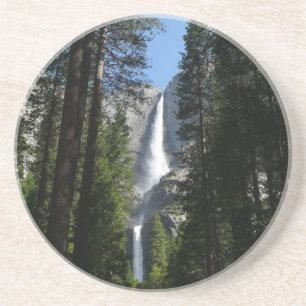 Landskapsfotografi av Yosemite Falls och skog Underlägg