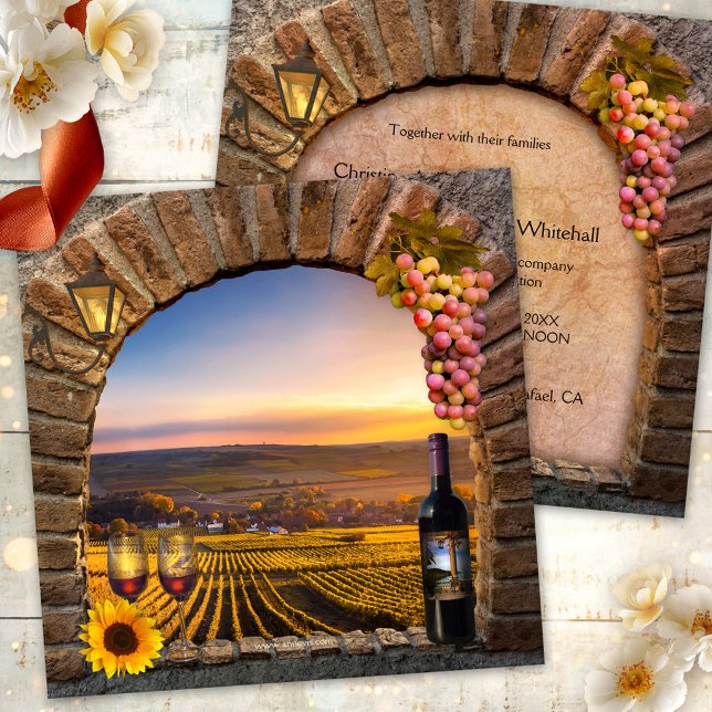 Landskapsvinskog Bröllopsinbjudan Inbjudningar (Wedding invitation featuring a classic Roman arch with wine, grapes, a lantern and sunflower)