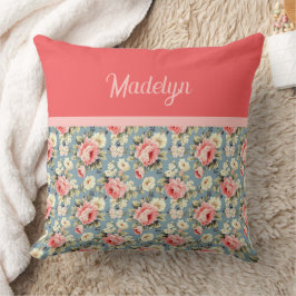 Landstilig blomsterkorallröd monogramnamn kudde