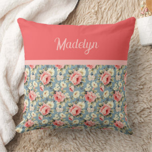 Landstilig blomsterkorallröd monogramnamn kudde