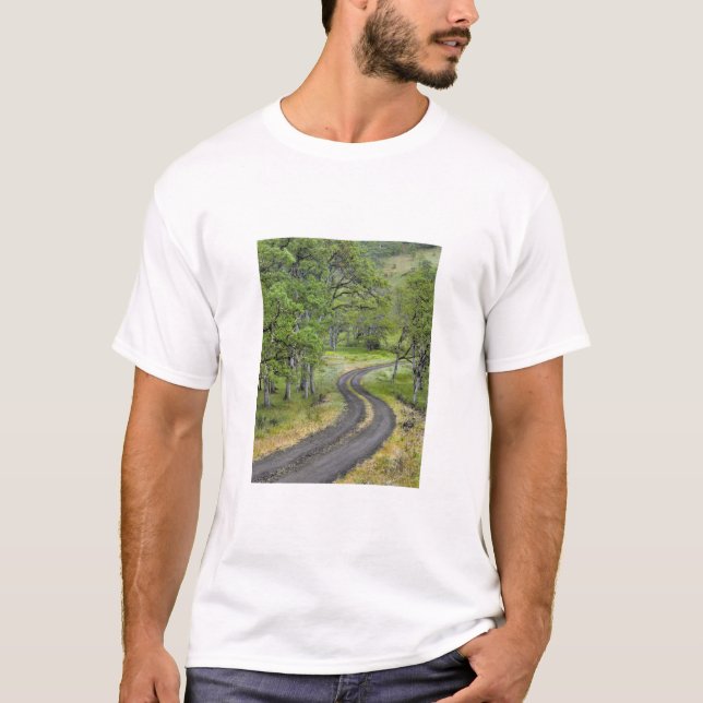 Landsväg genom träd, Oregon Tee Shirt (Framsida)