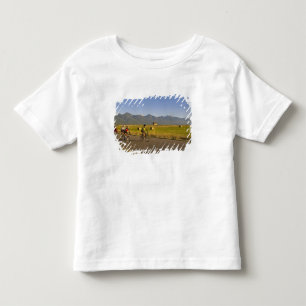 Landsvägscyklist cyklar nedför en landsväg t shirt