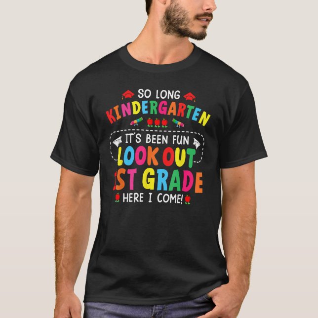 Lång Kindergarten Studenten 1ST Här är Kids Teac T Shirt (Framsida)
