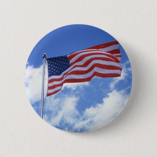 Lång maj som den vinkar klämmer fast knapp