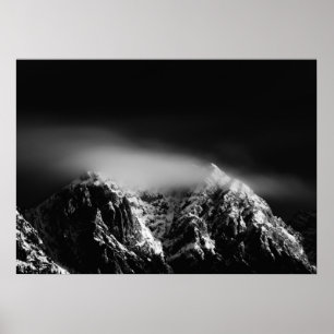 Långa exponeringskmoln i svart och vitt över berge poster