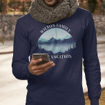 Långärmad för Anpassningsbarna för återförening av T Shirt<br><div class="desc">I den coola anpassningsbar-långärmadens t-shirts finns en blå serenflod omgiven av träd och personligen för familjeåterförening,  camping resa eller sommarsemester. Anpassa med ditt efternamn eller med andra namn-grupper.</div>